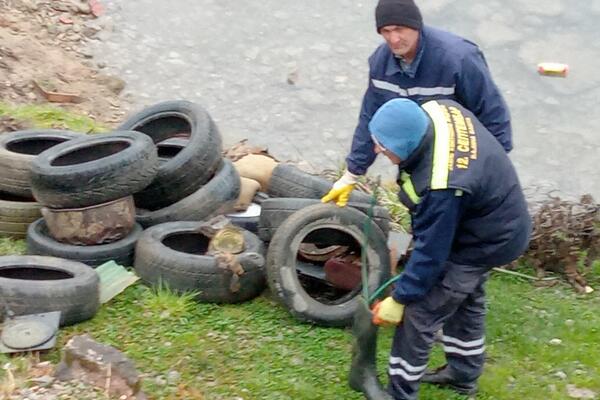 PRAVO RUGLO NA JEDNOJ OD NAJATRAKTIVNIJIH LOKACIJA U SRBIJI: Bacali su stare gume u reku, MEŠTANI SU BESNI (FOTO)
