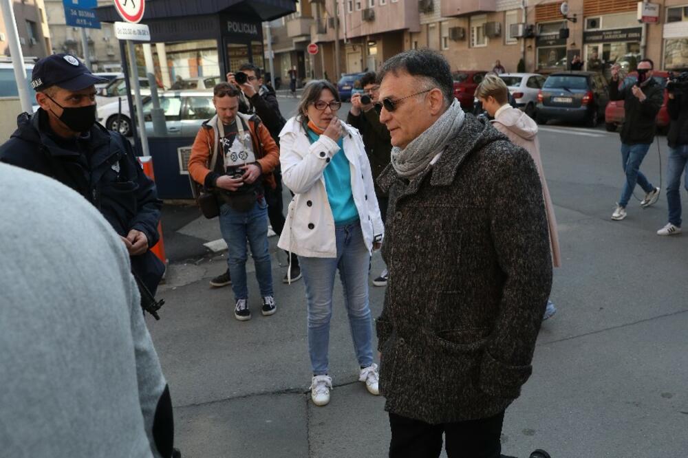 ZNATE LI KO JE OVA DEVOJKA SA BRANISLAVOM LEČIĆEM? Paparaco ga uslikao u CENTRU BEOGRADA