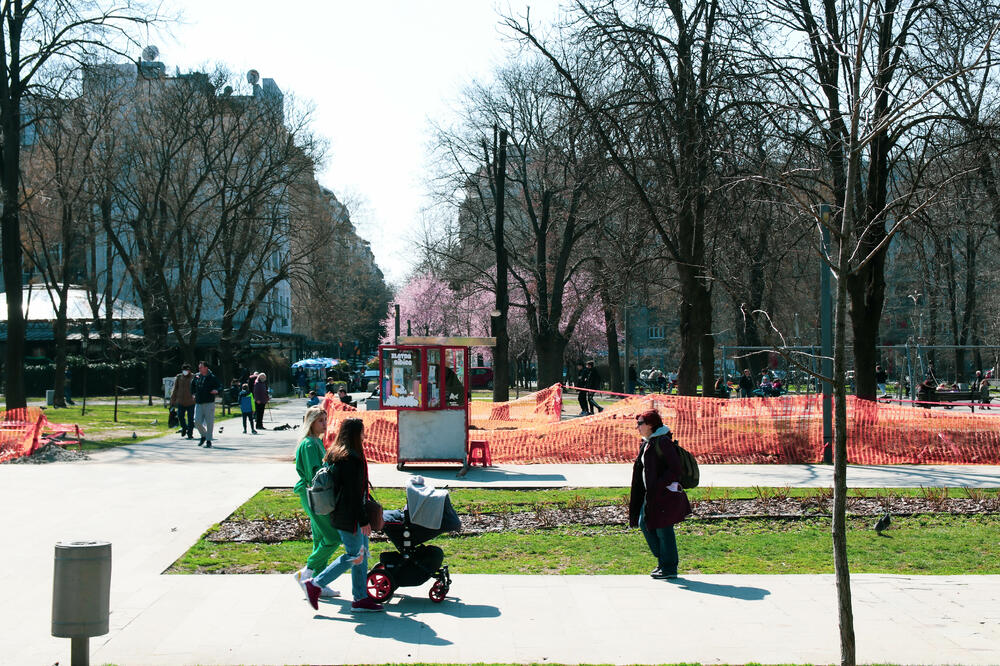 "KAD ĆE BITI DOZVOLJENO DA MLATIM OVAKVE": Majka troje dece POBESNELA zbog zbog onoga što je pitala baka na ulici