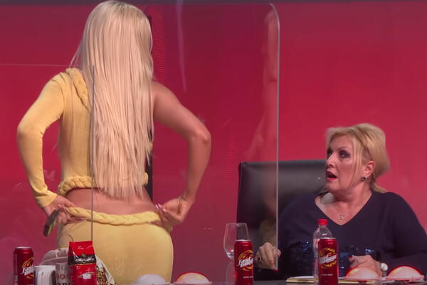 KARLI ŠOKIRALA SNEŽANU ĐURIŠIĆ I TO BAŠ U EMISIJI: Pokazala joj POZAMAŠNI POZADINU, nije znala ŠTA JU JE SNAŠLO!