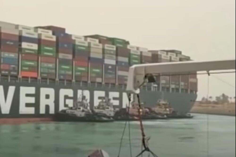 LUDILO IMA DA POTRAJE: Postoje tri strategije za veliki problem u Sueckom kanalu! (VIDEO)