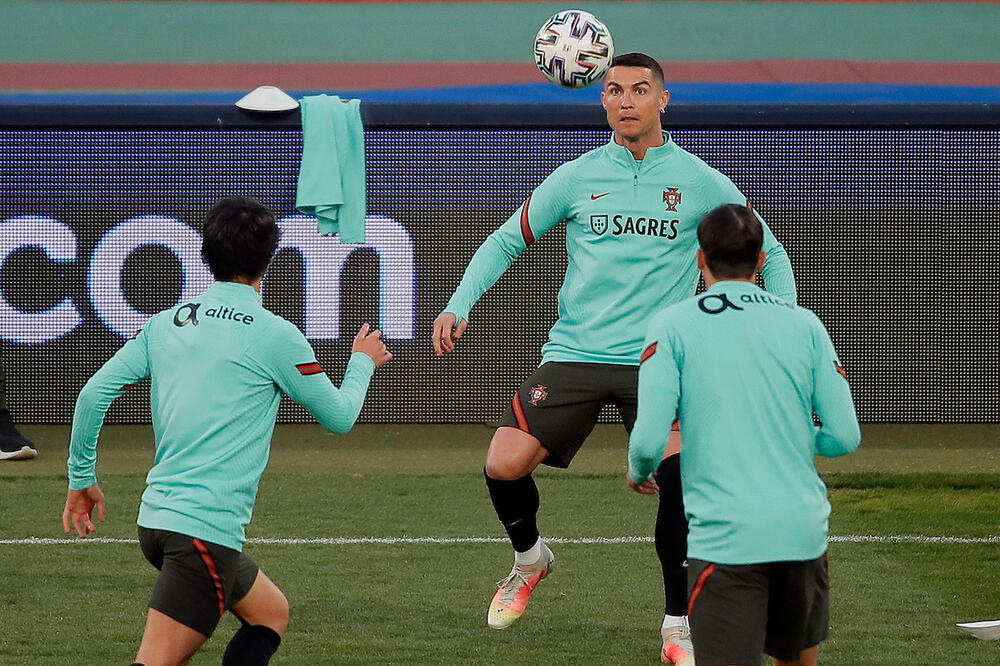 RONALDOVA SENKA OD 140 KILOGRAMA: Poznati BORAC stigao sa Kristijanom u Beograd! Čik da mu neko priđe