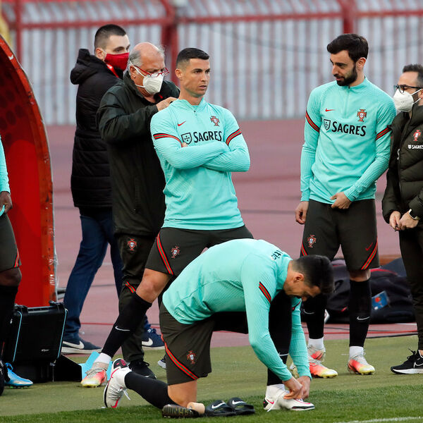 NOVE HOROR SCENE NA EVROPSKOM: Fernandeš HITNO iznet sa terena, pao PRAVO NA KIČMU! (VIDEO)