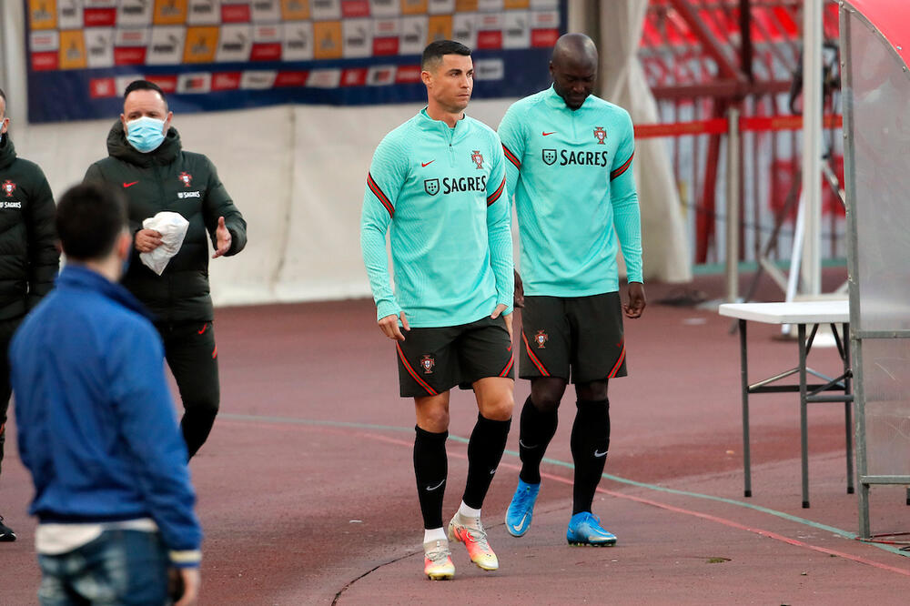 OGLASIO SE I LIMUNDO POSLE SKANDALA SA RONALDOVOM TRAKOM: Stigla je gomila LAŽNIH PONUDA!