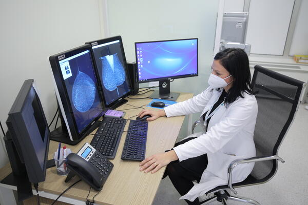 Kada ste poslednji put uradili samopregled grudi? Karcinom u 90 odsto slučajeva izlečiv ukoliko se otkrije na vreme