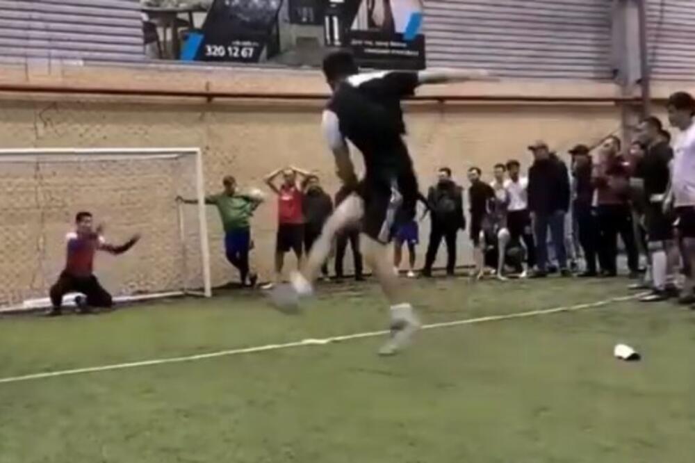 UFFFF I NAS JE ZABOLELO: Pored čitavog gola nokautirao trenera! (Video)