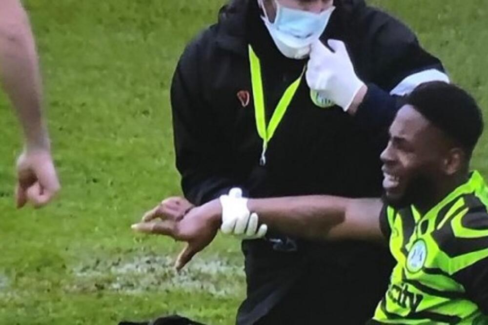 AUUUUU, KAKO JE OVO USPEO DA IZVEDE: Jeziva povreda šake koja se ne viđa u fudbalu! (Video)