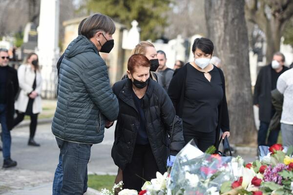 SUPRUZI VLASTE VELISAVLJEVIĆ POZLILO NAKON ŠTO JE SAHRANJEN: Jecaji, suze, tuga - POTRESNE SCENE NA GROBLJU! (FOTO)