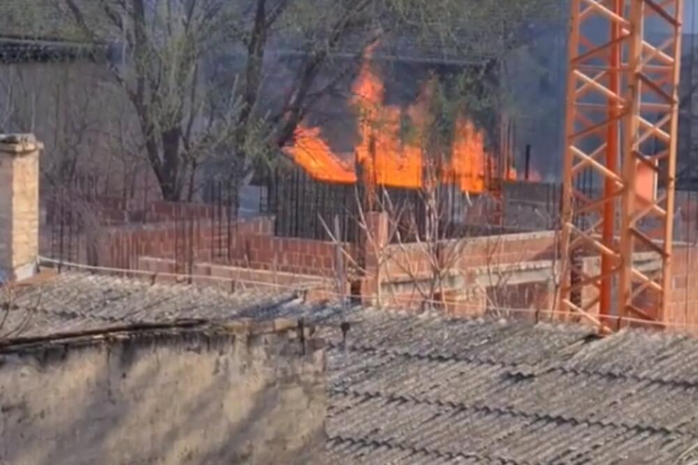 IZBIO POŽAR U NOVOM SADU! Na lice mesta izašli vatrogasci sa dva vozila kako bi sprečili širenje vatre!