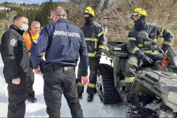 GUSENICAMA I MOTORNIM SANKAMA OPREMLJENI UGROŽENI NA GOLIJI: Pored hrane stigli i potrebni lekovi!