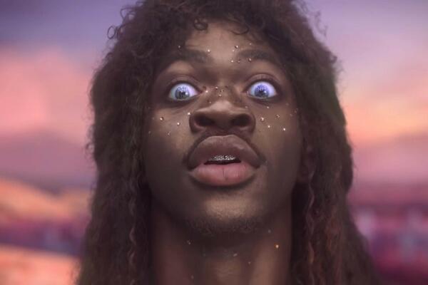 KONTROVERZNI REPER PREVAZIŠAO SAM SEBE: Akteri u spotu GOLI đuskaju pod tušem u zatvoru - BIZARNO ili ORIGINALNO?