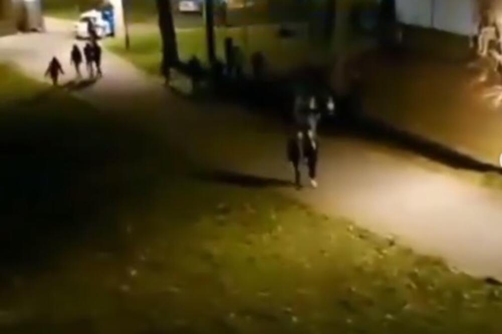 POLICIJA JE PREKINULA GLEDANJE UTAKMICE U STUDENJAKU: Stiglo nekoliko patrola, STUDENTI SE ODMAH RAZBEŽALI (VIDEO)