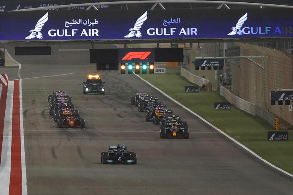 TRILER U BAHREINU: Luis Hamilton u uzbudljivoj trci ispred Ferstapena