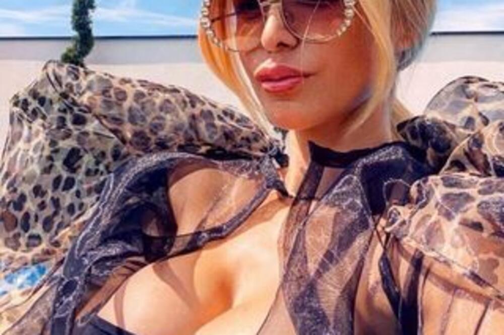 BORJANOVA SNEŽA SKORO PA GOLA! GRUDI PRIDRŽAVA SAMO ALKA DONJI DEO SE OD SILNIH RUPA JEDVA SKRIVA: Šta je BRE OVO?!