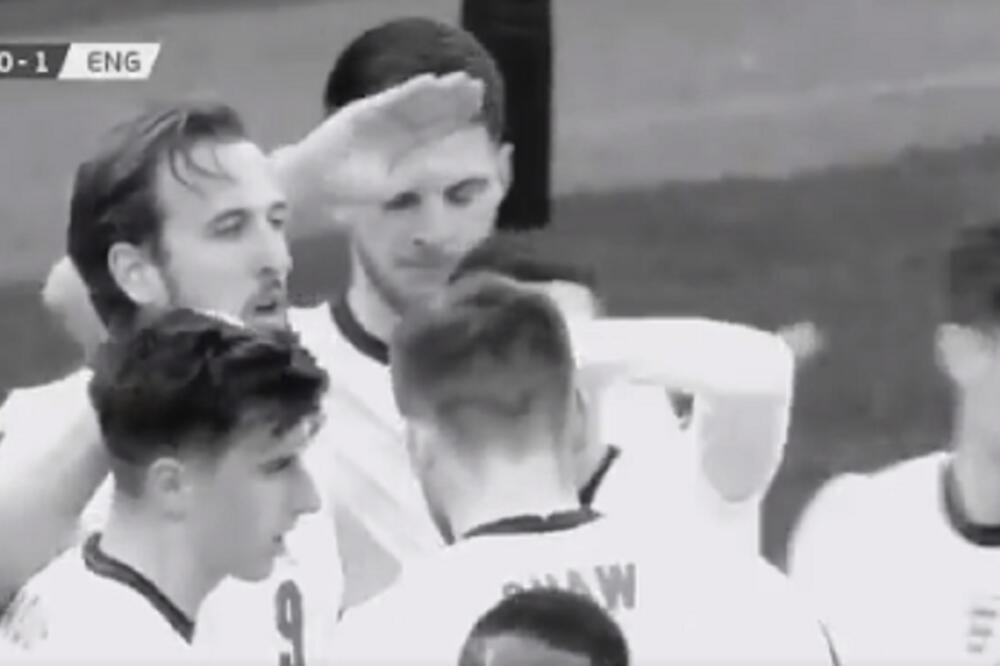 ENGLEZI ISKULIRALI ROĐENOG SAIGRAČA: Priča se da i dalje čeka da mu neko BACI PET! (VIDEO)