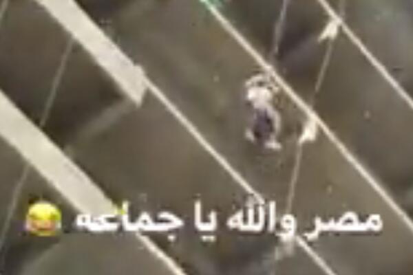 LJUDI, DA LI STE VI NORMALNI?! Snimak radnika na SOLITERU ostavio je celu planetu bez daha (VIDEO)