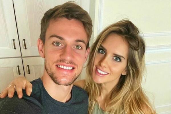 POZNATI FUDBALER IGRA IGRICE, A PORED NJEGA VRELA LEPOTICA: Ona bi htela nešto drugo, a on prikovan za monitor!