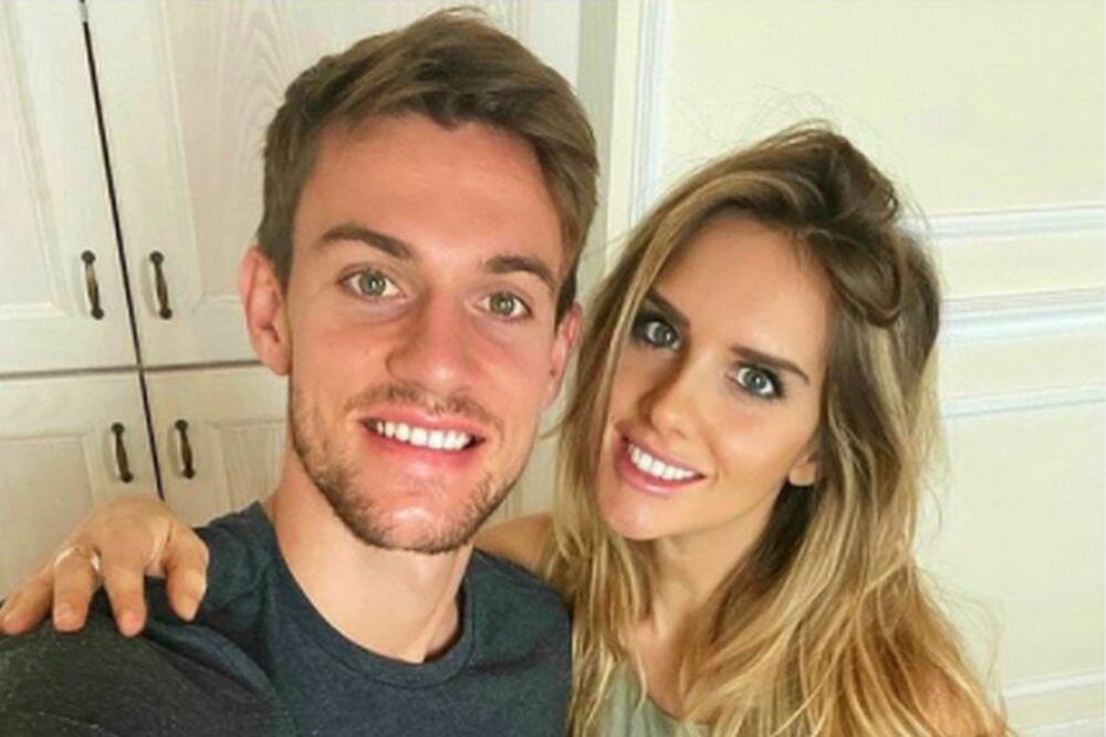 POZNATI FUDBALER IGRA IGRICE, A PORED NJEGA VRELA LEPOTICA: Ona bi htela nešto drugo, a on prikovan za monitor!