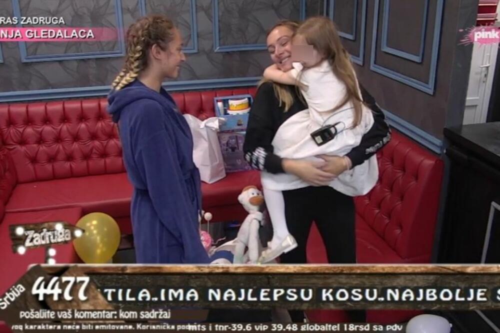 LUNČI U SVOM PARKIĆU IZ DETINJSTVA!ANABELA PODELILA EMOTIVAN SNIMAK: Đoganijeva se kao malo dete igra sa Blankicom!