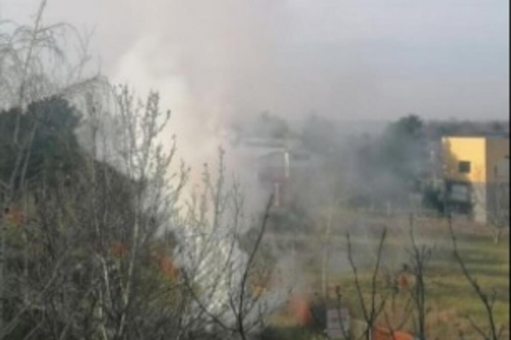 BUKTI VATRA U SREMČICI! Posle požara u Zemunu dogodilo se još jedan incident! (FOTO)