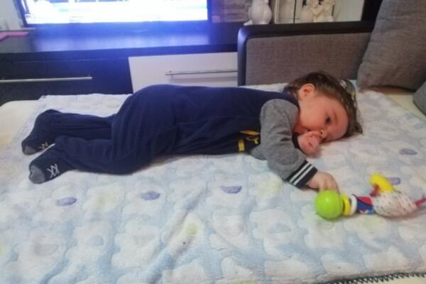 GAVRILO IMA JAKU ŽELJU DA USTANE I POKAŽE BRAĆI DA MOŽE ISTO ŠTO I ONI: Pomozimo mu da ODE PO SVOJ LEK!