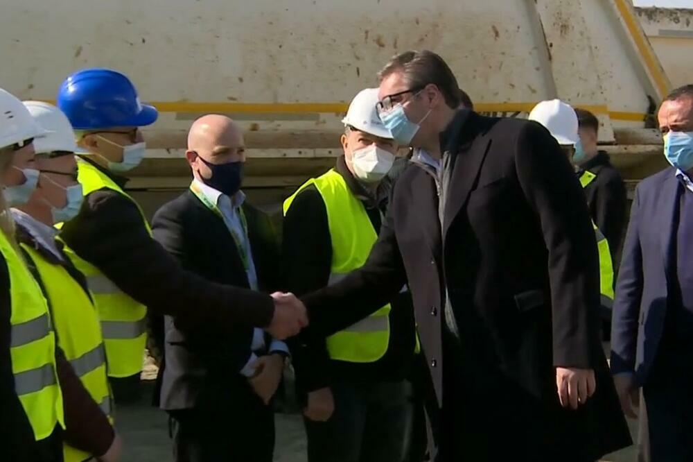 VUČIĆ OBIŠAO RADOVE NA MORAVSKOM KORIDORU: Do marta 2024. biće kompletan, biće prvi izgrađeni digitalni auto-put!