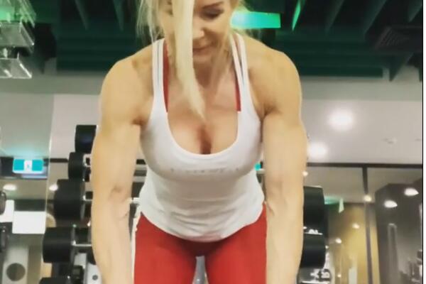 BAKA (64) ŽARI I PALI, PRIVLAČI VIŠE PAŽNJE NEGO UNUKA: Momci joj se redovno javljaju! (FOTO/VIDEO)