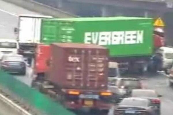 PROKLETSTVO EVERGRINA: Prvo BROD blokirao Suecki kanal, sada KAMION na sličan način blokirao saobraćaj (FOTO)