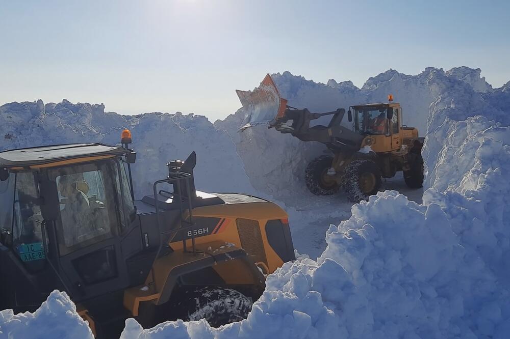 MLADIĆI ZAROBLJENI NA GOLIJI, SPASIOCI RADE SVE KAKO BI IM DOPREMILI HRANU: Angažovana i teška mehanizacija
