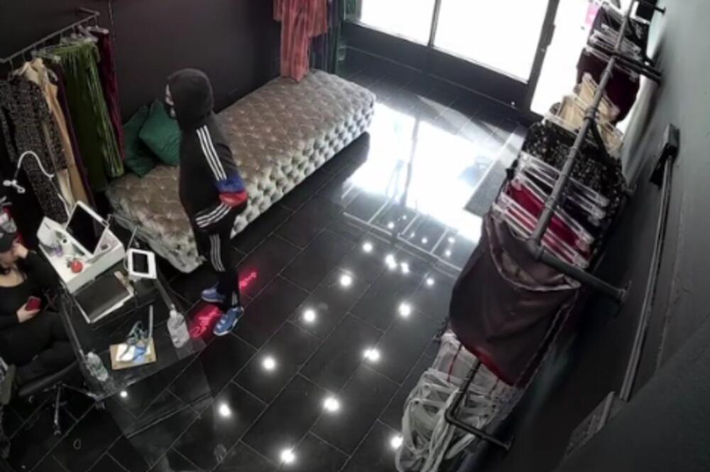 STRAVIČNO! ODSEKAO JOJ VRH NOSA: Napadač isekao prodavačicu nožem po licu! (UZNEMIRUJUĆI VIDEO)