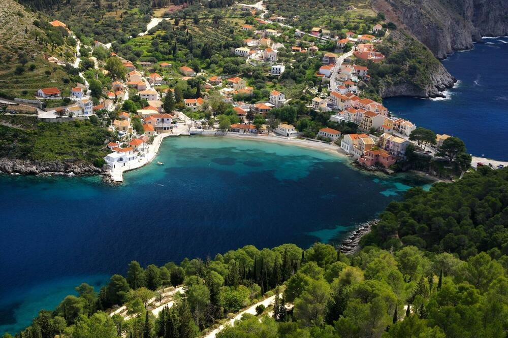 NA KEFALONIJI SPRSKI NAZIVI ULICA, A NA VOŽDOVCU GRČKI: Ništa nije slučajno, ova priča će vas ODUVATI (FOTO)