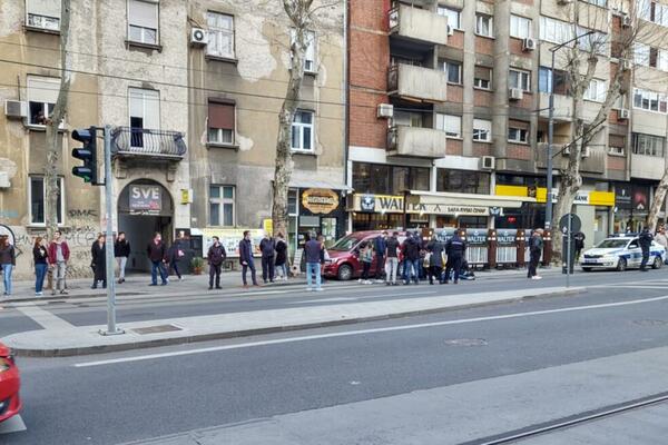 KRV NA ŠINAMA U KRALJICE MARIJE: Muškarac pao sa trotineta i povredio glavu u centru Beograda (FOTO)