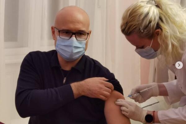 VUČEVIĆ PRIMIO DRUGU DOZU VAKCINE : Čuvajmo sebe, čuvajmo svoje bližnje, čuvajmo lekare, čuvajmo Srbiju!
