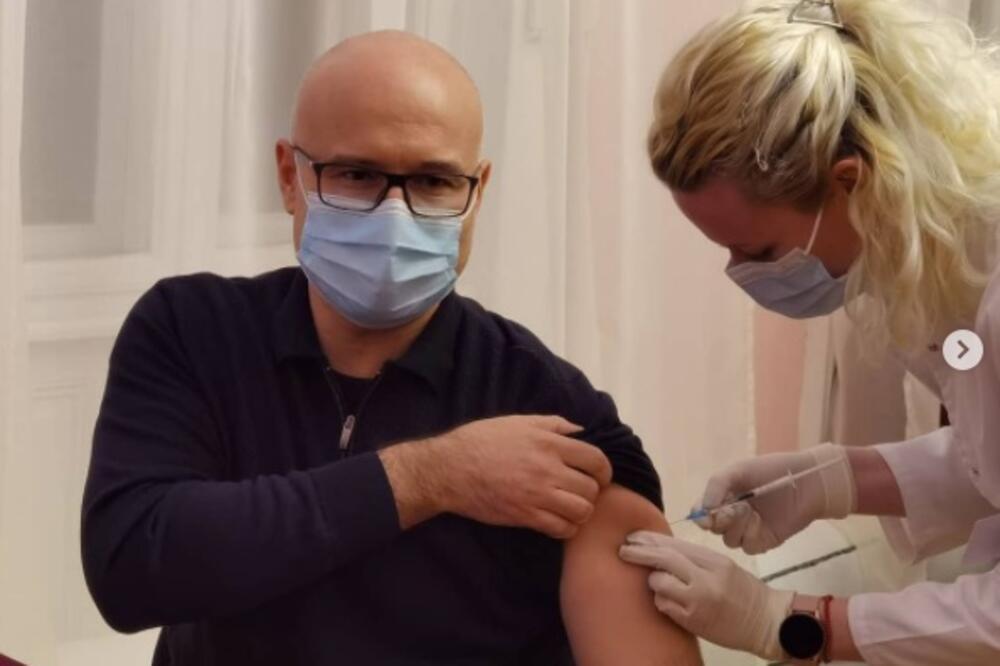 VUČEVIĆ PRIMIO DRUGU DOZU VAKCINE : Čuvajmo sebe, čuvajmo svoje bližnje, čuvajmo lekare, čuvajmo Srbiju!