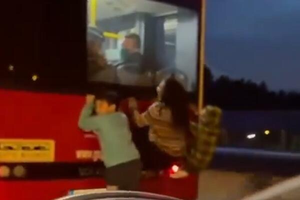 UŽASNA SCENA U ŽARKOVU: Tri deteta vise zakačena za autobus! (VIDEO)