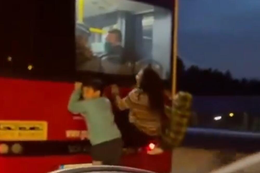 UŽASNA SCENA U ŽARKOVU: Tri deteta vise zakačena za autobus! (VIDEO)