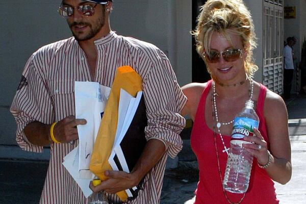 DEVOJKA MU JE BILA NA POČETKU TRUDNOĆE KAD JE OTPOČEO VEZU SA BRITNI: Tvrdi da su mnogi zaradili na njihovom braku!