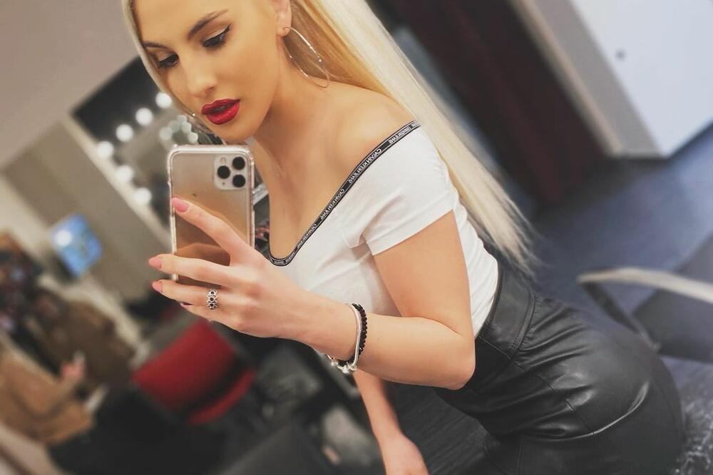 PEVAČICA NA METI PERVERZNJAKA: Svakodnevno dobija bezobrazne i gnusne poruke, objavila sve javno!