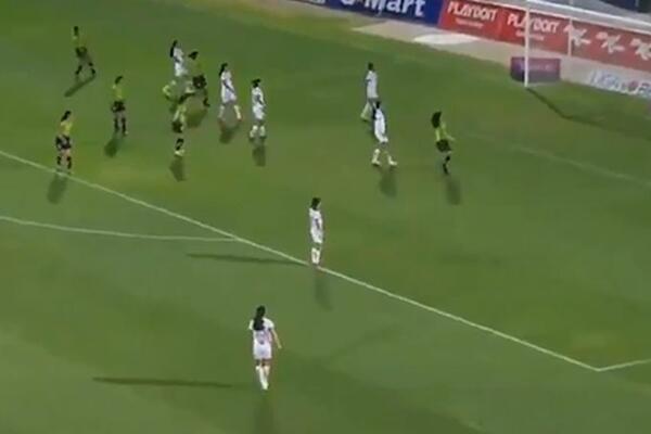 KO TO KAŽE DA ŽENE NE ZNAJU FUDBAL: Pogodak za TV špice u same raklje postigla mlada Meksikanka! (Video)