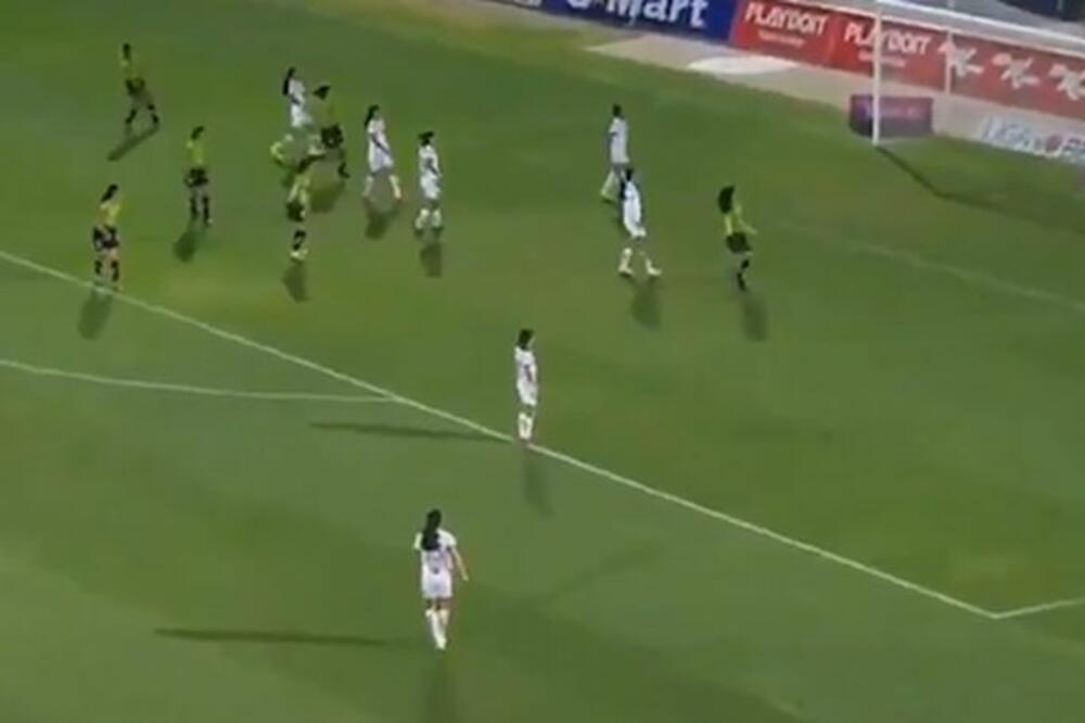 KO TO KAŽE DA ŽENE NE ZNAJU FUDBAL: Pogodak za TV špice u same raklje postigla mlada Meksikanka! (Video)
