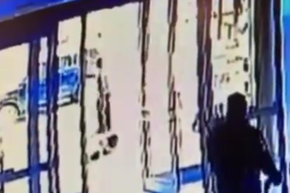 MUŠKARAC KRVNIČKI TUKAO ŽENU DOK SU SVI GLEDALI: Čuvar koji ih je video hladnokrvno zatvorio vrata! (VIDEO)