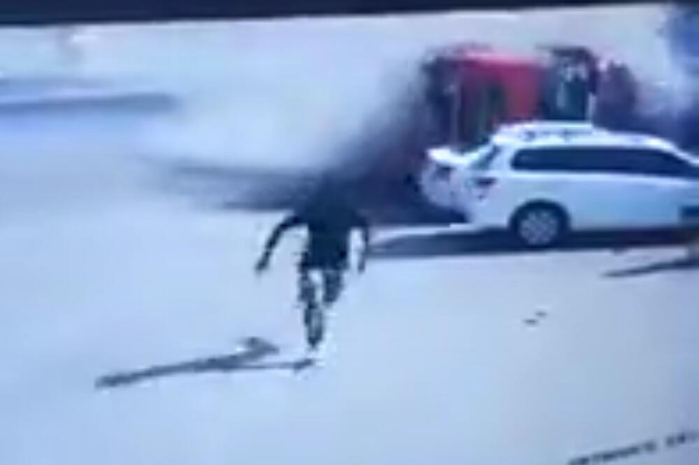 VOZAČ KAMIONA IZGUBIO KONTROLU NAD VOZILOM PA POČEO DA GAZI PEŠAKE! Jedna osoba nije uspela da preživi! (VIDEO)