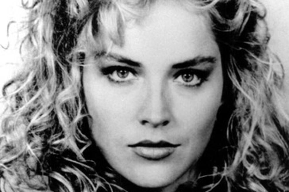 GLUMICA POSLE PRIZNANJA DA JU JE SILOVAO DEDA, PONOVO ŠOKIRALA SVE: Stravični detalji zabeleženi u KNJIZI