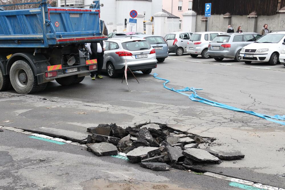 PUKLA GASOVODNA CEV NA ZVEZDARI: Na licu mesta VATROGASCI i POLICIJA