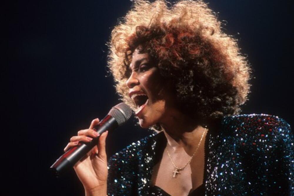 VITNI JE BILA BISEKSUALKA? BIVŠI MUŽ SLAVNE PEVAČICE IZNEO ŠOKANTNE TVRDNJE:Smatra da je jedna veza dovela do smrti