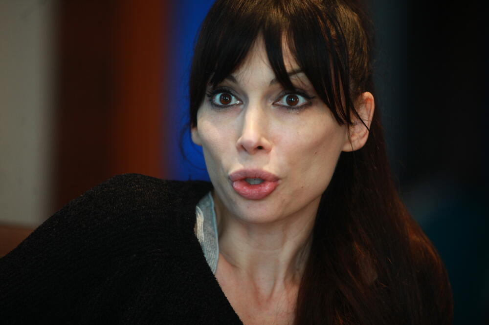 OVO JE BIVŠA ŽENA MOĆNOG SRBINA! U Jugi PRVA UGRADILA SILIKONE: Nije stala na GRUDIMA, posećivala SVEKRA u Hagu