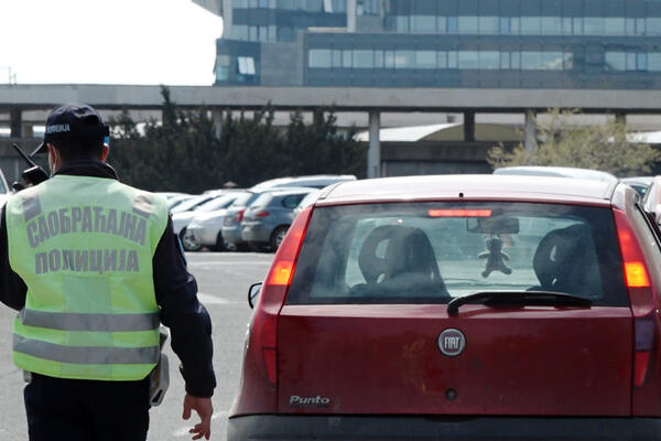 SEMAFOR OBOREN, AUTOMOBIL SLUPAN: Saobraćajka kod Hajata, signalizacija na raskrsnici ne radi (FOTO)