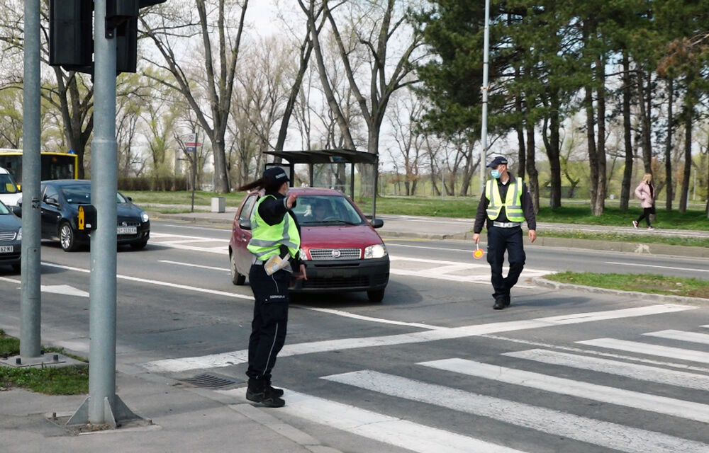 Saobraćajna policija zasutavlja vozila