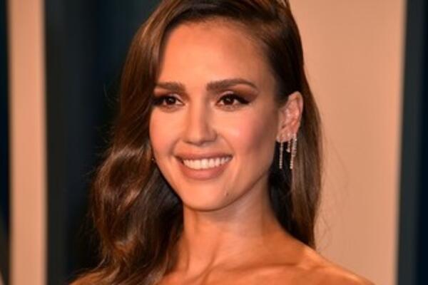 NOVI IMIDŽ! Slavna glumica sve IZNENADILA novom frizurom: Evo kako sad izgleda! (F