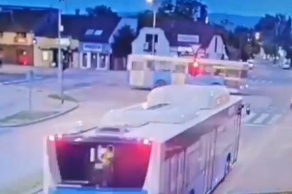U PUNOJ BRZINI KROZ CRVENO: Stravičan snimak sa ulice Novog Sada, ZA DLAKU izbegao direktan udar u AUTOBUS (VIDEO)